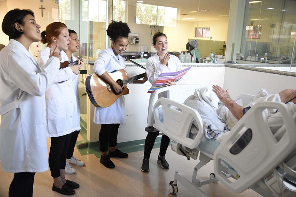 Leia mais sobre o artigo Projeto de música leva acolhimento e bem-estar a hospital de Bandeirantes