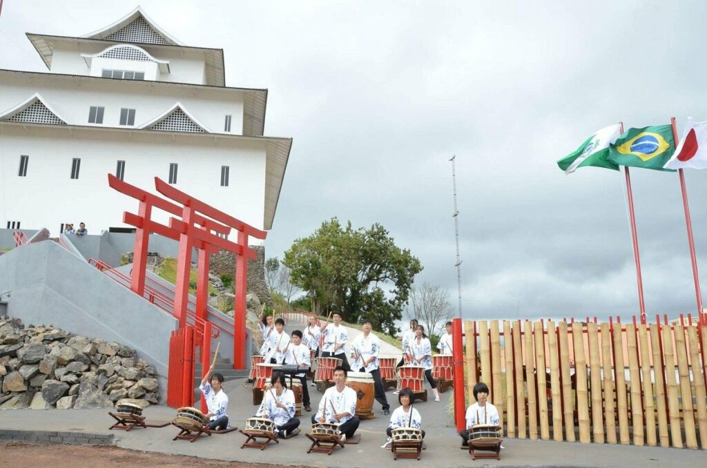 castelo-ao-fundo-e-apresentaca